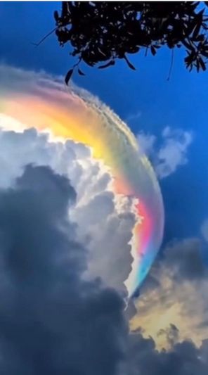 Regenbogenwolken Indonesien 1. Mai 2026